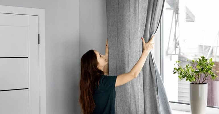 روش های تمیز کردن و نگهداری انواع پرده